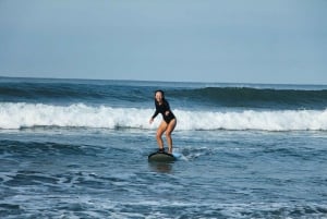 Nosara: Playa Guionesin surffauskurssi paikallisen ohjaajan kanssa