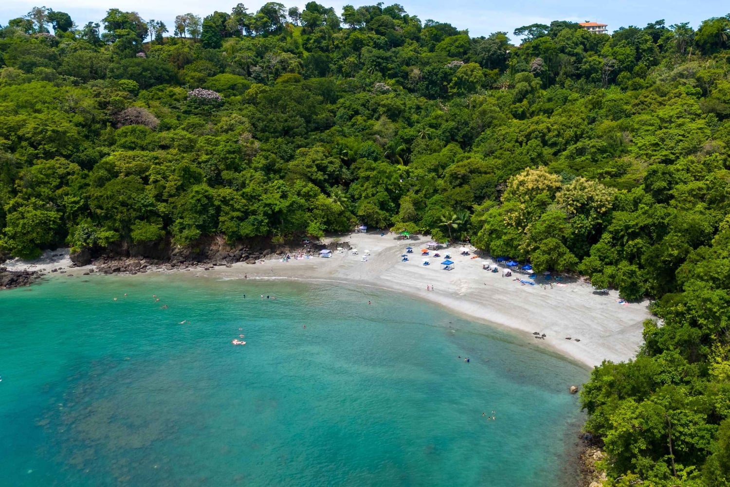 カヤックでビーサンズビーチを探索するオーシャンアドベンチャーをお楽しみください