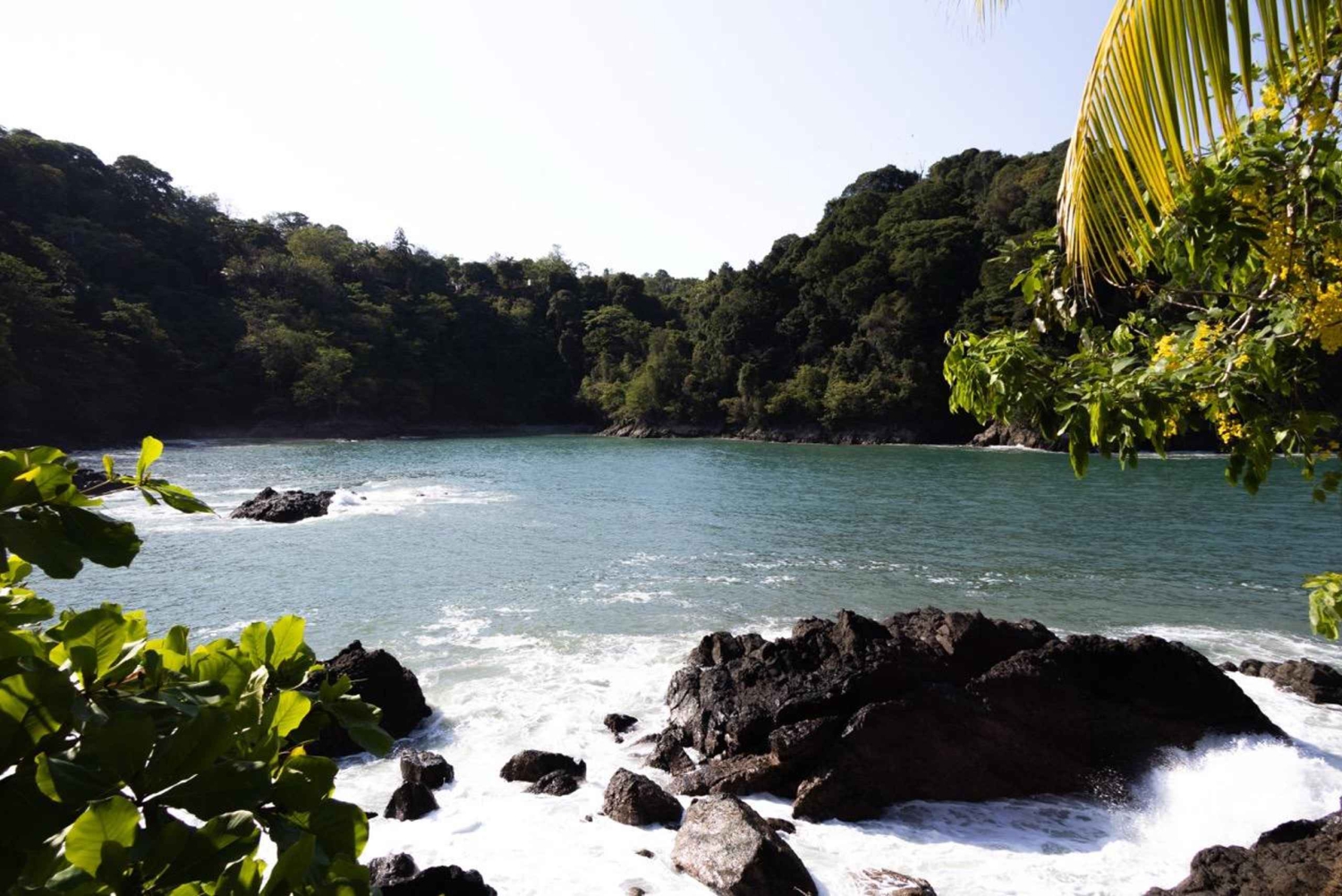 カヤックでビーサンズビーチを探索するオーシャンアドベンチャーをお楽しみください