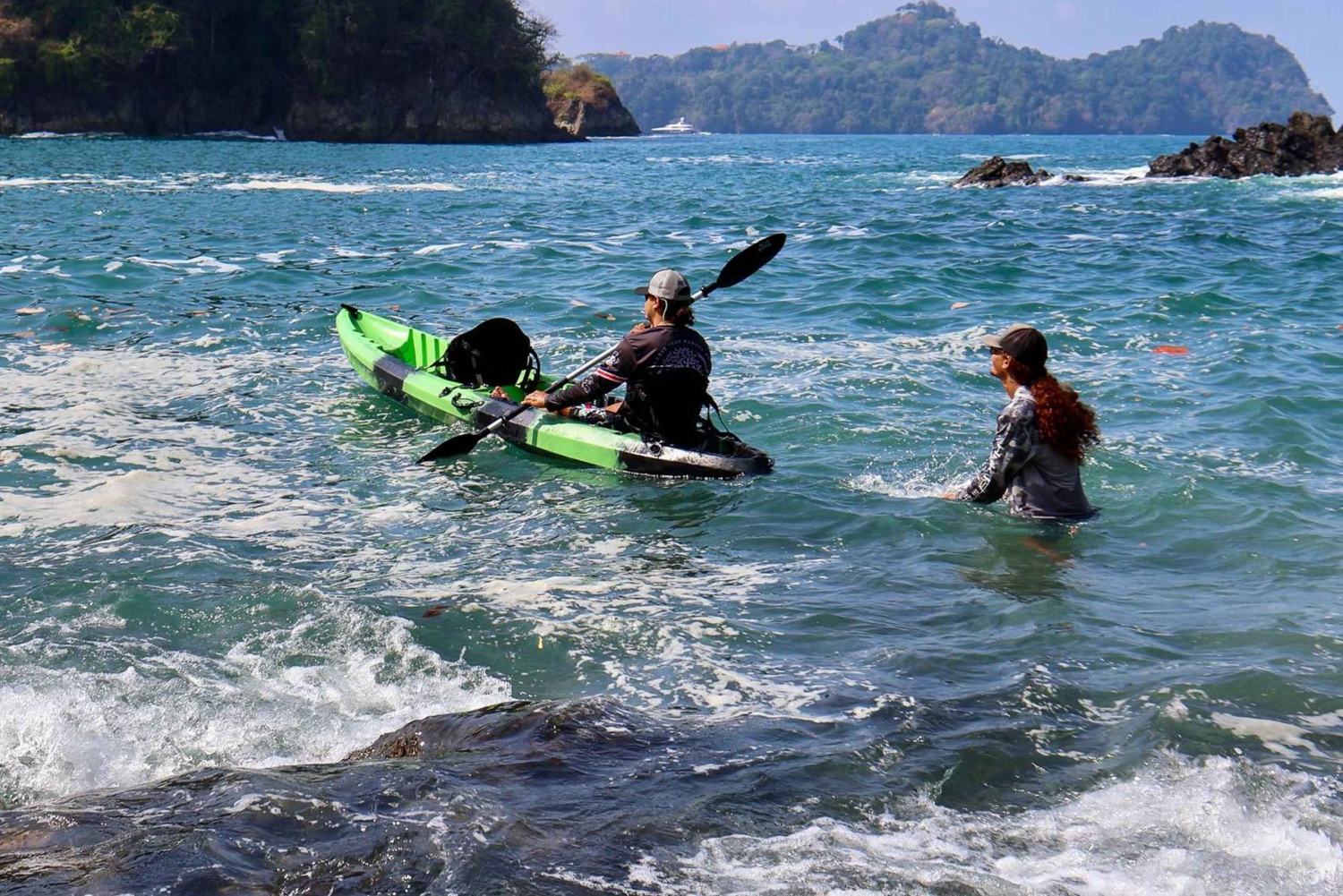 カヤックでビーサンズビーチを探索するオーシャンアドベンチャーをお楽しみください