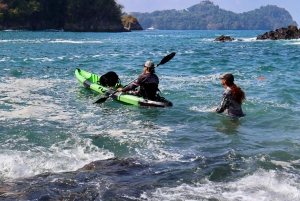 カヤックでビーサンズビーチを探索するオーシャンアドベンチャーをお楽しみください