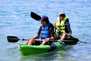 カヤックでビーサンズビーチを探索するオーシャンアドベンチャーをお楽しみください