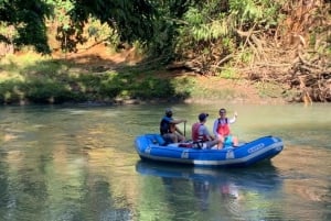 Peñas Blancas River Safari flyder på en tømmerflåde