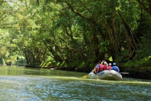 Peñas Blancas River Safari flyder på en tømmerflåde