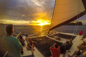 Playa Tamarindo: Sunset Sailing and Snorkeling Tour
