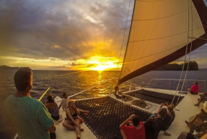 Playa Tamarindo: Sunset Sailing and Snorkeling Tour