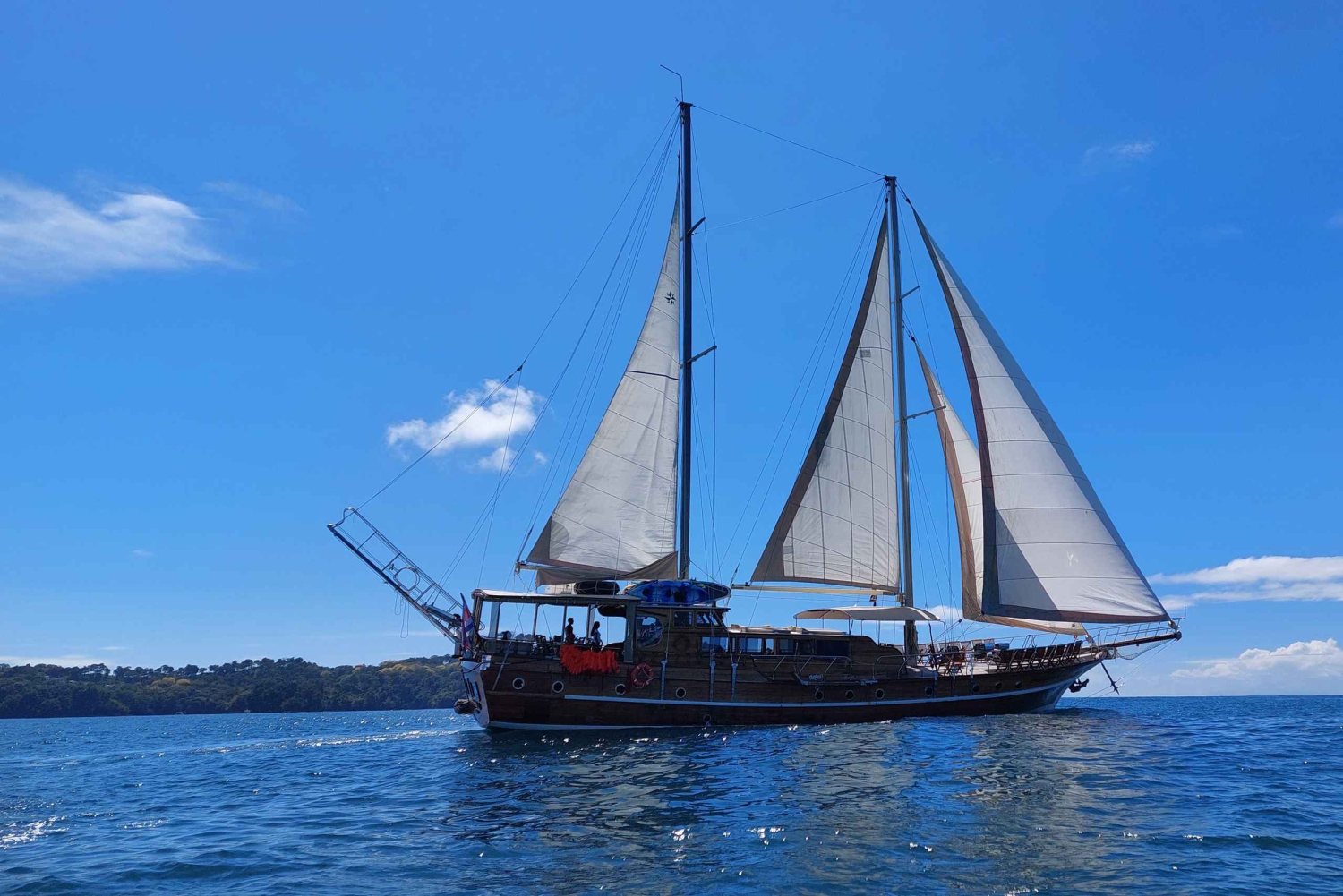 Quepos: Boottocht met houten zeilboten, watersport en eten