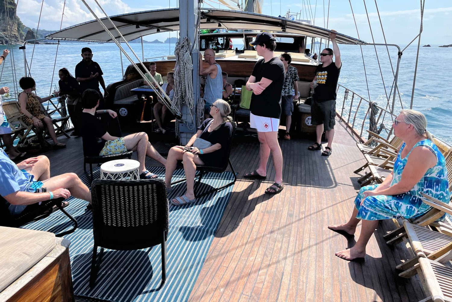 Quepos: Boottocht met houten zeilboten, watersport en eten