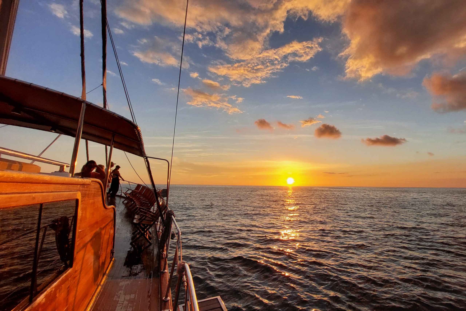 Quepos: Boottocht met houten zeilboten, watersport en eten