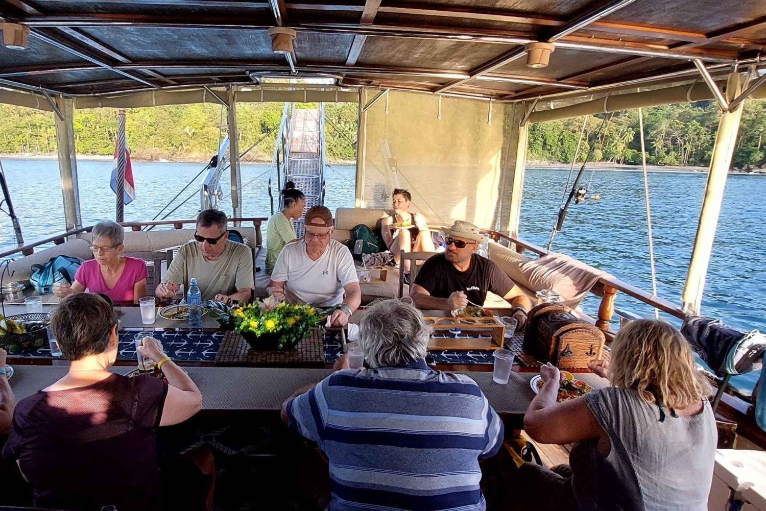 Quepos: Boottocht met houten zeilboten, watersport en eten