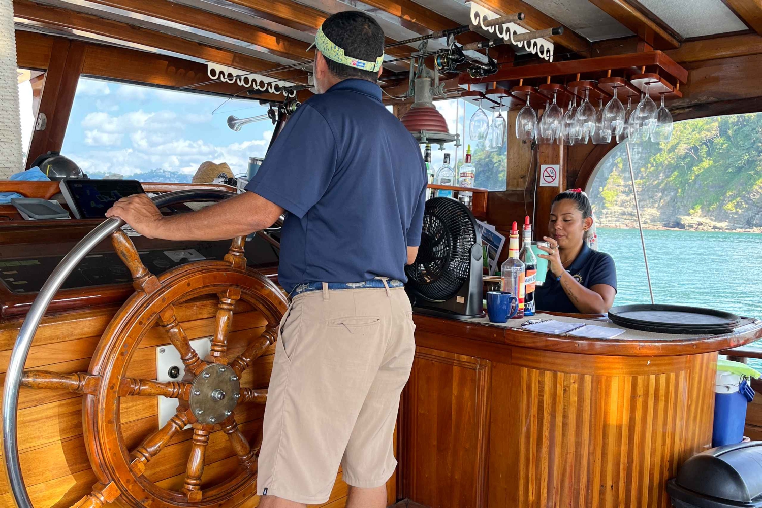 Quepos: Boottocht met houten zeilboten, watersport en eten