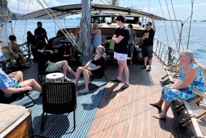 Quepos: Boottocht met houten zeilboten, watersport en eten