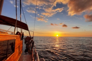 Quepos: Boottocht met houten zeilboten, watersport en eten