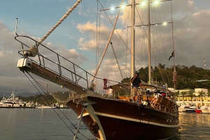 Quepos: Boottocht met houten zeilboten, watersport en eten