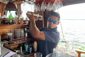 Quepos: Boottocht met houten zeilboten, watersport en eten