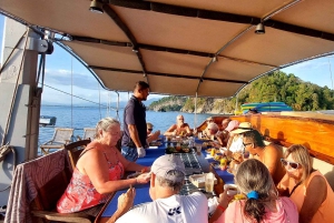 Quepos: Boottocht met houten zeilboten, watersport en eten