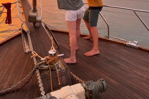 Quepos: Boottocht met houten zeilboten, watersport en eten