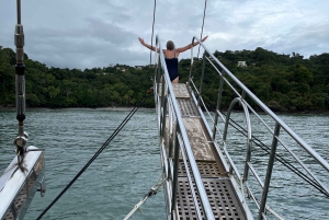 Quepos: Boottocht met houten zeilboten, watersport en eten