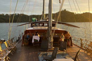 Quepos: Boottocht met houten zeilboten, watersport en eten