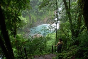 Rio Celeste -vesiputous: sademetsäretki ja laiskiaisten havainnointi