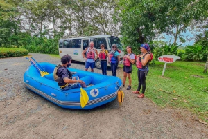 Sejl på Rio Peñas Blancas på en stille River Rafting-safari