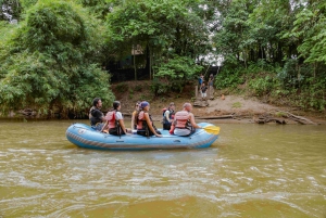 Popłyń Rio Peñas Blancas podczas spokojnego spływu pontonowego Safari