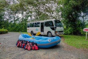 Popłyń Rio Peñas Blancas podczas spokojnego spływu pontonowego Safari