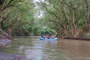 Naviga nel Rio Peñas Blancas in un tranquillo River Rafting Safari