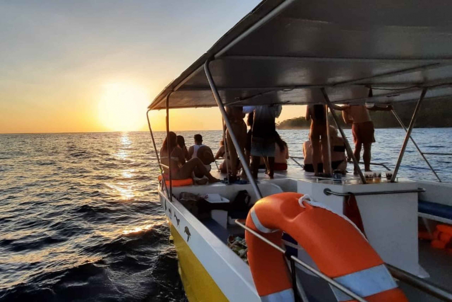 Samara: Catamaran Sunset Boat Tour with Drinks and Snacks
