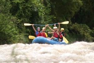 Rafting em águas brancas no rio Sarapiqui saindo de La Fortuna