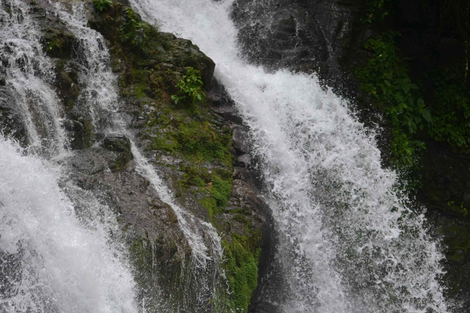 サベグレ川ラフティングと滝アドベンチャー
