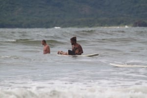Praia de Tamarindo: a melhor aula de surfe