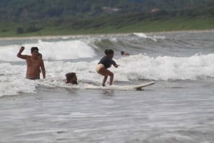 Praia de Tamarindo: a melhor aula de surfe