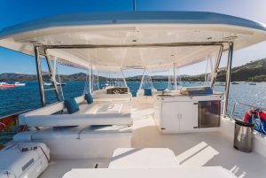 Tamarindo: Full-Day Yacht Cruise with Beach Stops & Lunch