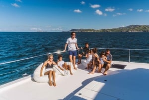 Tamarindo: crociera in yacht di un'intera giornata con soste in spiaggia e pranzo