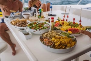 Tamarindo: Crucero en yate de día completo con paradas en la playa y almuerzo