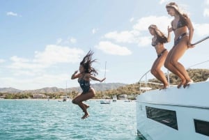 Tamarindo: Full-Day Yacht Cruise with Beach Stops & Lunch