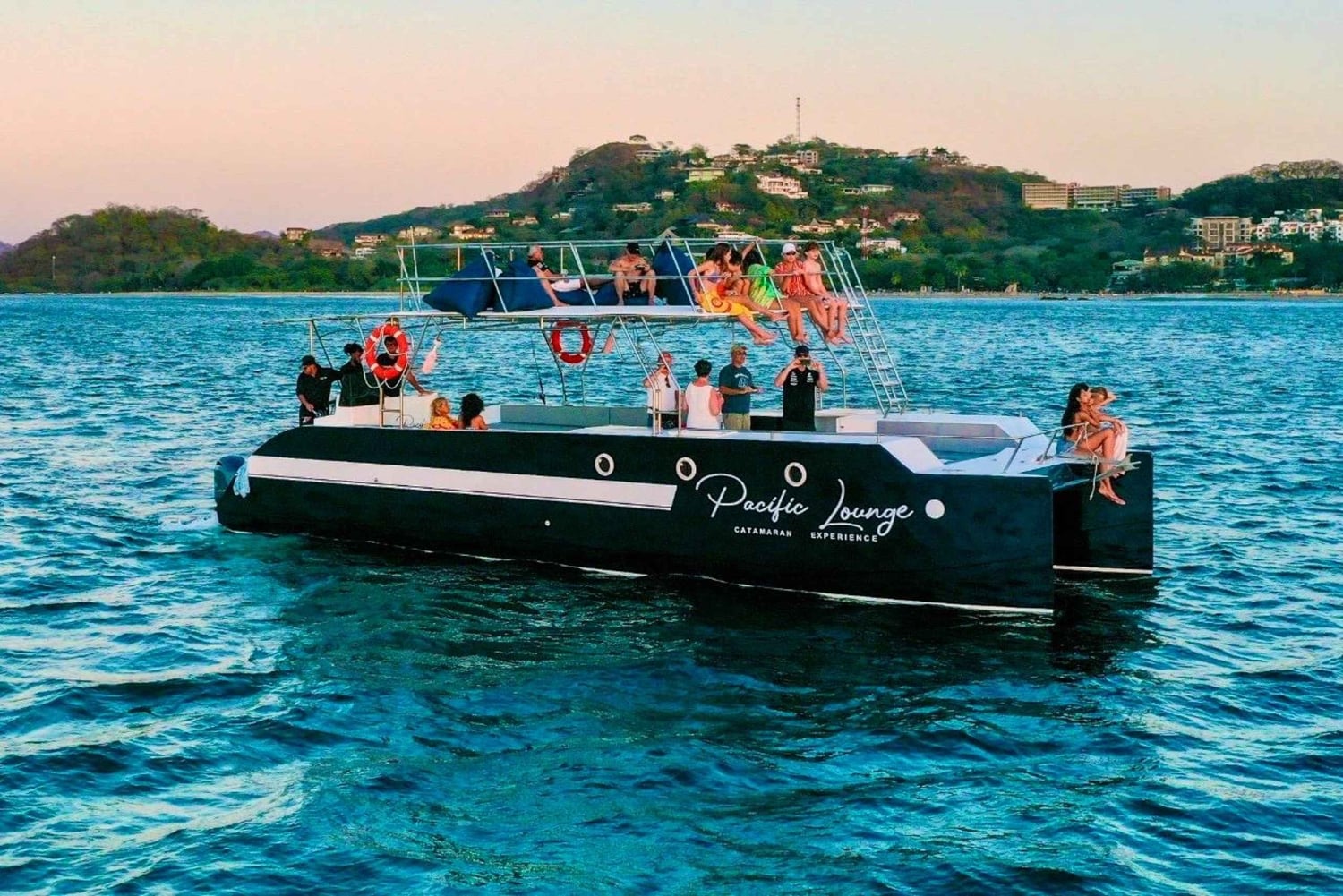 Tamarindo: tour privato mattutino in catamarano con snorkeling