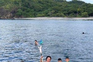 Tamarindo: tour privato mattutino in catamarano con snorkeling