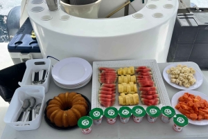 Tamarindo: tour privato mattutino in catamarano con snorkeling