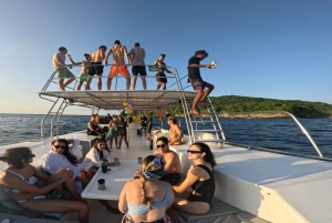 Tamarindo: tour privato mattutino in catamarano con snorkeling