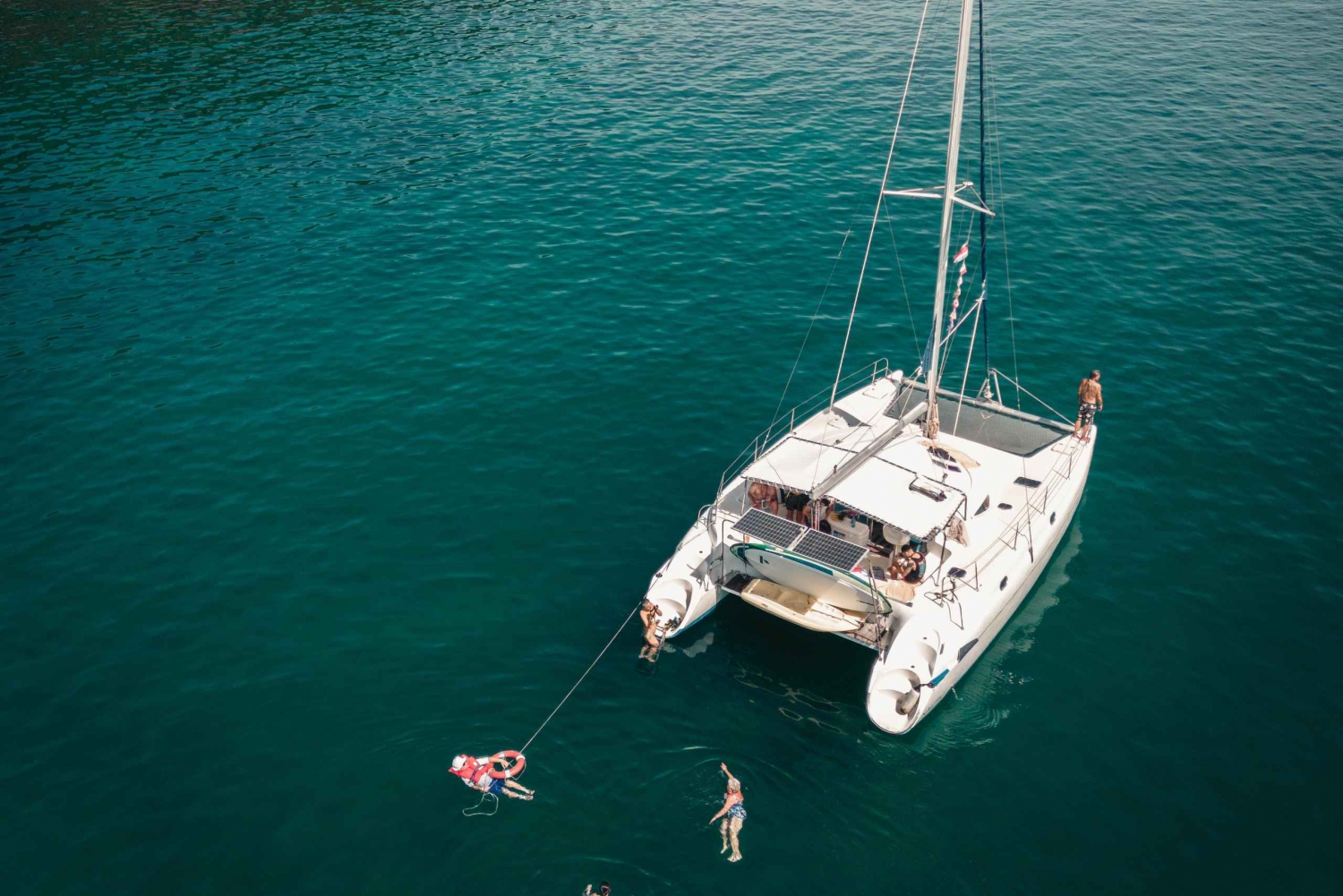 Tamarindo: Excursión en Catamarán Público de Vela y Snorkel
