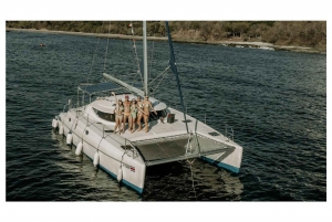 Tamarindo: excursão pública de catamarã e mergulho com snorkel