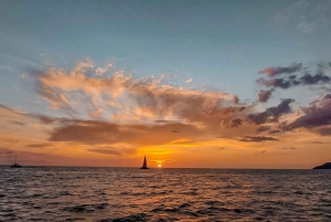 Tamarindo: excursão pública de catamarã e mergulho com snorkel