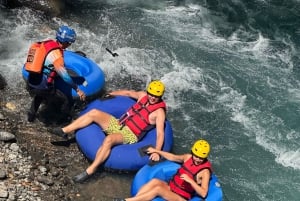 Tubing på Rio Celeste: Sjov, naturlige pools og frisk frugt