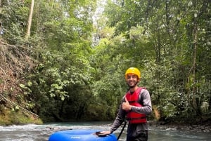Tubing på Rio Celeste: Sjov, naturlige pools og frisk frugt
