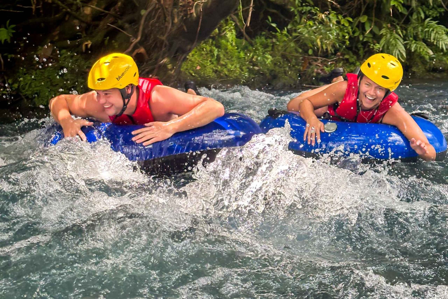 Тюбинг на Рио-Селесте: веселье, природные бассейны и свежие фрукты