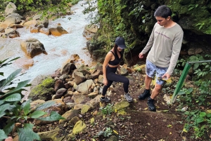 Vattenfall, hängbro och sengångare i Fortuna de Bagaces, Guanacaste.