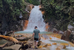 Vattenfall, hängbro och sengångare i Fortuna de Bagaces, Guanacaste.
