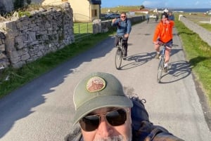 From Doolin: Day Trip to Inisheer with Bike or Tractor Tour